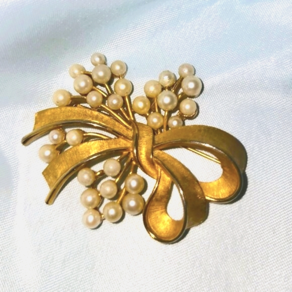 Rare CROWN TRIFARI Alfred Phillipe Faux Pearl Spray Tied w/ Brushed Gold Ribbon